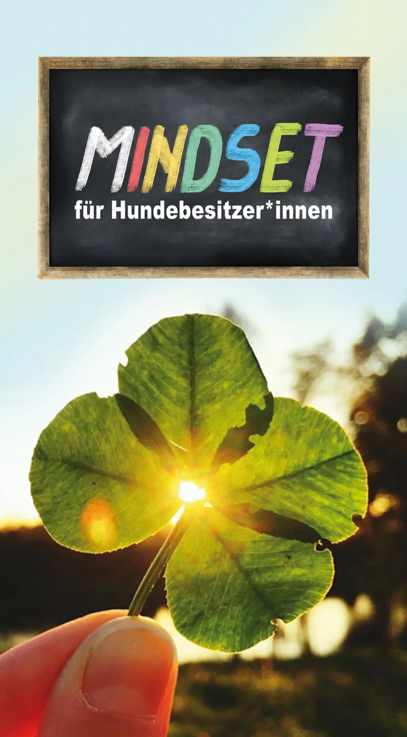 Schild mit der Aufschrift "Mindset", Hand die Kleeblatt hält